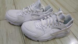 Nike huarache size 9 tripple white