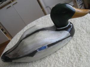 OLD VINTAGE HAND-CRAFTED SOLID WOOD DUCK DECOY