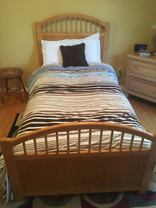 SOLID MAPLE TWIN BED & FRAME