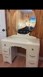 Solid wood dressing table with mirror