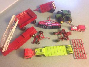 VINTAGE - ERTL - JOHN DEERE - DIE-CAST METAL FARM