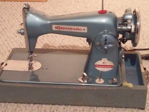 Vintage Antique "WHITE DRESSMASTER 755" Sewing Machine.