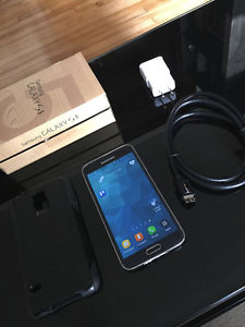 Excellent Condition S5 Samsung 16 GB (locked to Rogers)