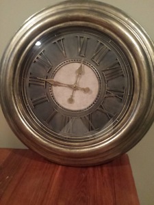 Great decorative piece: round clock