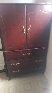 Bedroom set Queen bed, 2 night tables and dresser with