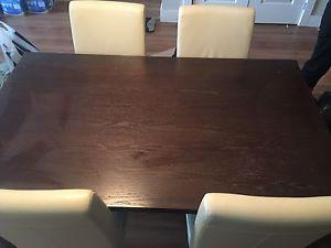 Dinning table with four chairs set 100 Cad!