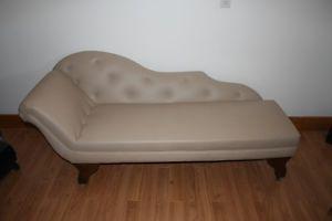 FAINTING COUCH