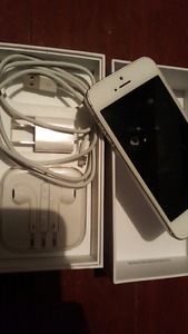 Iphone 5s with charger and headphones