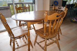 OAK DINNING TABLE AND 4 CHAIRS