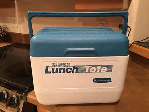 Rubbermaid small cooler with ice pack
