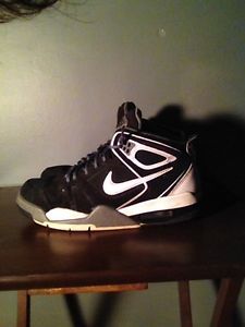 Wanted: Black/White Nike size 8