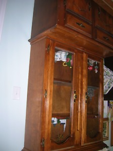 EXCELLENT CONDITION MAPLE HUTCH AD CHINA CABINET