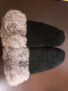Medium lined suede with real fur trim mitts