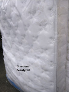 Queen Simmons Beautyrest Pillowtop Mattress Set---