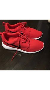 Red Nike Roches !