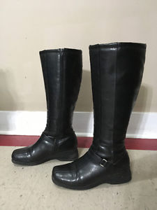 Size 9 Womens Black Boots - lightly insulated