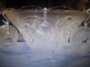 Wanted: Nice PUNCH BOWL SET 10 cups or more Price $