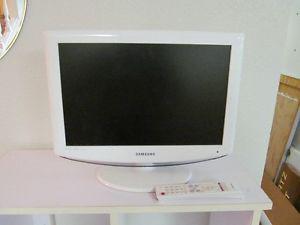 White Samsung 19 Inch flat screen tv / monitor