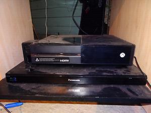 Xbox One 500G + 2 controllers + 2 bateries and charging
