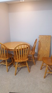 42 inch round solid oak table with 17 inch leaf and 4 chairs