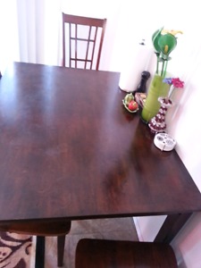 5 piece dining table set in mint condition
