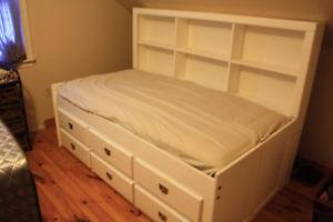 Bed with xtra sleeping and drawers
