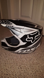 Fox V1 XL dirt biking helmet