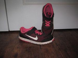 Girls Nike sneakers size 3 - in good condition!