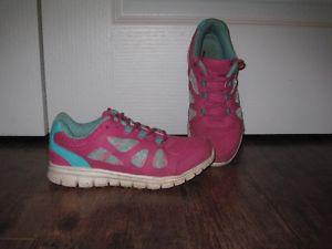 Girls sneakers size 2 - in great condition!