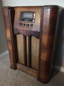  Westinghouse Radio in beautiful cabinet