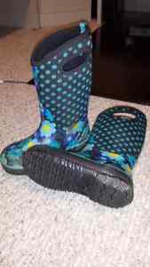 Bogs Winter Boots (Girl's Youth Size 2)