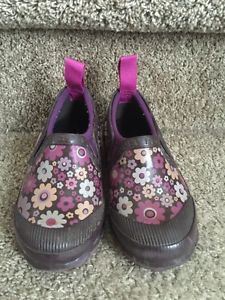 Bogs little girl rain shoes size 9