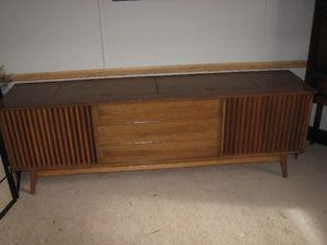 CONSIDERING OFFERS ON THIS RETRO Stereo console