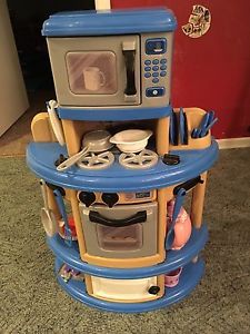 Children's play kitchen