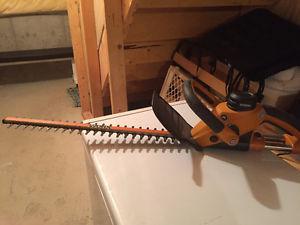Electric hedge clippers