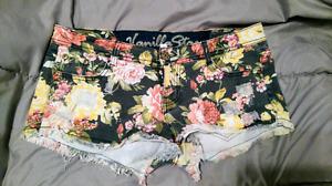 LADIES FLORAL SHORT SHORTS!!