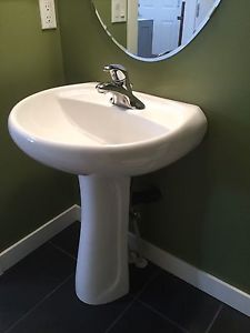 Pedestal Sink excellent condition