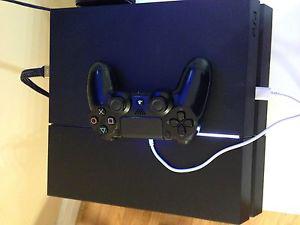 Ps4 2 games and 2 controllers