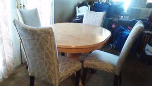 SOLID OAK TABLE AND 4 CHAIRS
