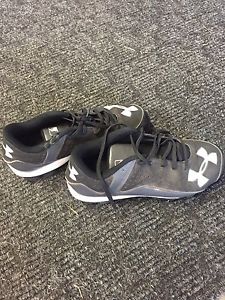 Size 3.5 under armour cleats