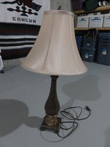 TABLE LAMP WITH LIGHT SHADE