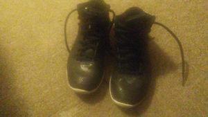 UNDER ARMOUR YOUTH BASKETBALL SNEAKERS