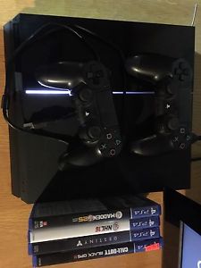 PS4 console with 2 controllers & 4games