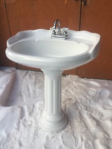 Pedestal Sink in Great condition