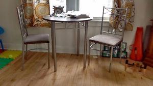 Small round table set (2 chairs)