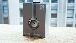 great gift beats solo 2 wireless space grey sealed