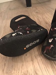 Baby toddler BOGS size 6- Like new!