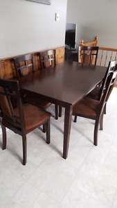 Beautiful dining room table seats 6