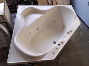 Corner jet tub