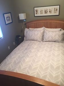 Maple Queen Bedroom Set